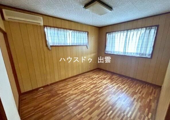 6帖の洋室は個人部屋としても使えます。収納もありますので服などたくさん収納出来ます。窓もあるので換気もできます。