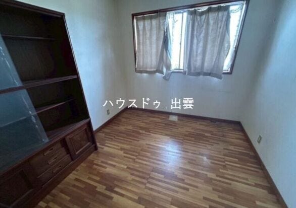 窓があり明るい洋室。棚を置けば部屋をスッキリキレイに使えますね。生活スタイルに合わせて柔軟に使える、使い勝手の良い一室です。
