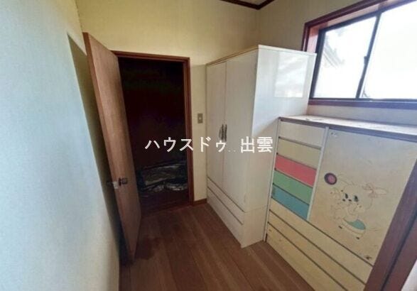 廊下も幅があるのでタンスを置いても大丈夫です。窓も大きく換気がしやすいので空気の入れ替えがしやすいです。