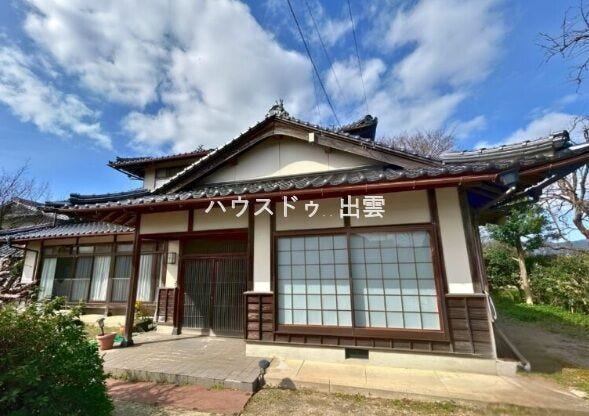 【外観】
約210坪の広大な敷地に加え、農地付きで家庭菜園から本格農業まで出来るおうちです。伝統的な和風住宅で、落ち着いた雰囲気とゆとりある8DK+納戸の間取りです。