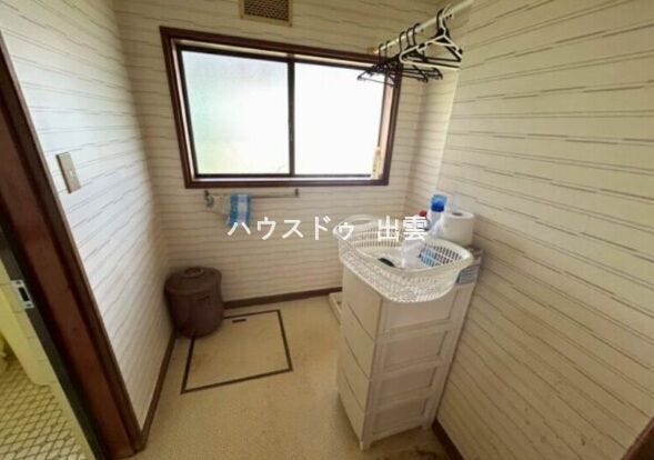 脱衣室兼ランドリールームは洗濯物を干せるスペースもありますので雨の日も安心して洗濯物を干せます。棚などを置いて着替えなどを置くこともできます。