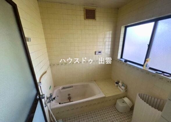 一日の疲れをゆっくり癒せる、落ち着いた雰囲気の浴室。窓付きのため湿気がこもりにくく、清潔感を保ちやすい空間です。