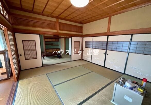 和室だと足をのばして寛ぐことができ、客間やお子様の遊び場など幅広い用途で利用できます。畳の上でそのまま寝ても体が痛くないのでお子様がそのまま寝てしまっても安心です。