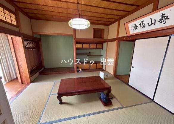 陽当たりの良さが実感できる1階8帖の和室。客間としても家族みんなの寛ぎの部屋としても多目的に利用できます。