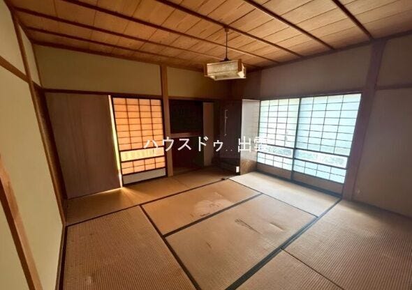 畳のやさしい香りと落ち着いた雰囲気が魅力の和室。くつろぎスペースやお昼寝にも使いやすい一室です。障子や欄間が和の趣を感じさせ、住まいに温もりをプラス。