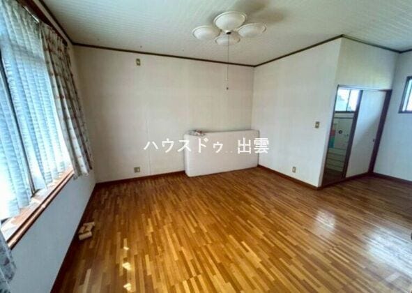 約10帖の洋室は、ベッドを置いても余裕のある広さ。採光も良く、一日の始まりを気持ちよく迎えられます。暮らしに寄り添う、使い勝手の良い間取りが魅力です。