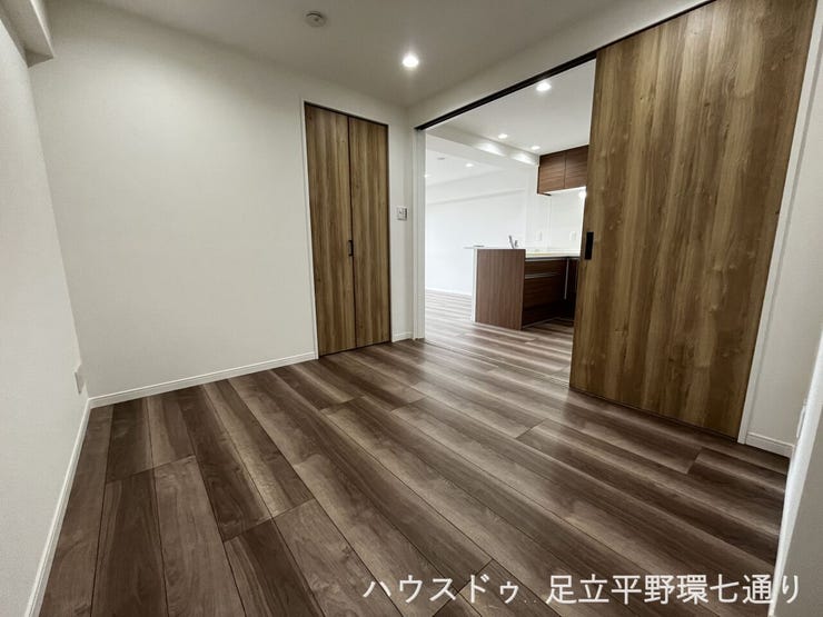 引き戸を開ければLDKとつながり、開放感のある使い方ができる洋室です。