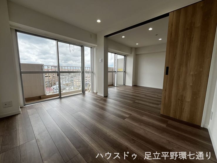 窓から自然光が入る洋室は、クローゼット付きで収納も確保。寝室や書斎、子ども部屋にも使いやすい落ち着いた空間です。