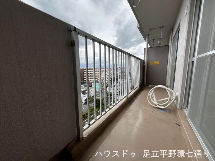 奥行きのあるバルコニーは洗濯物干しにも使いやすく、日々の家事を快適にします。