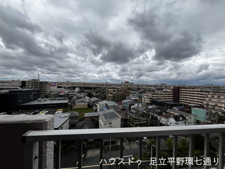 高層階ならではの開放的な眺望が魅力。空まで広がる見晴らしを楽しめます。