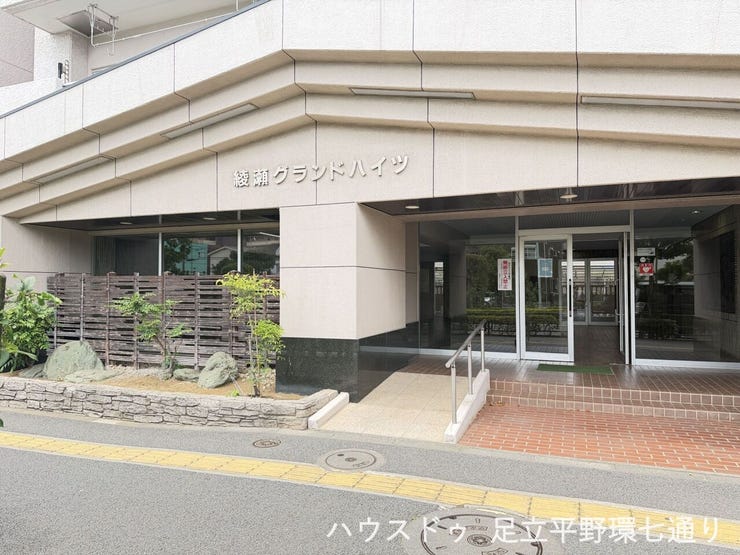 重厚感のあるエントランスデザインが住まいの格を感じさせます。