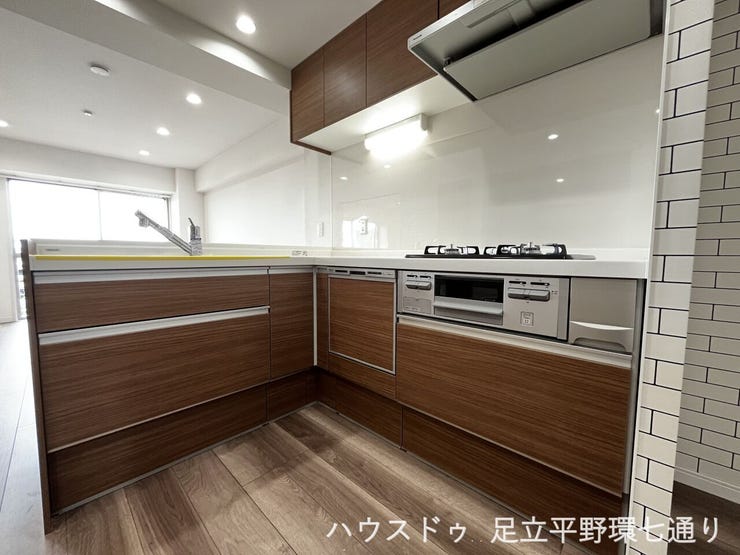L字型キッチンは作業動線が良く、調理・配膳がスムーズ。収納力も備えた使いやすい仕様です。