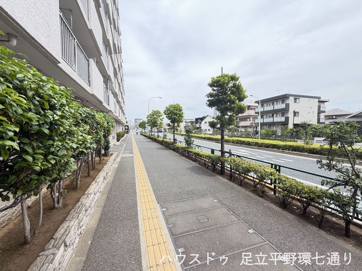 前面歩道が整備された道路に面し、毎日の通勤・通学も快適です。