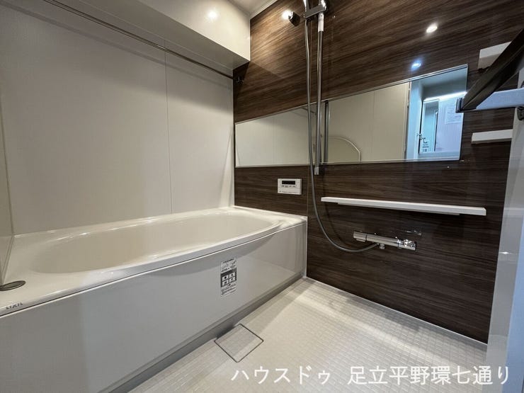 木目調アクセントパネルが映える浴室。ゆったり湯船で、一日の疲れをしっかり癒せます。