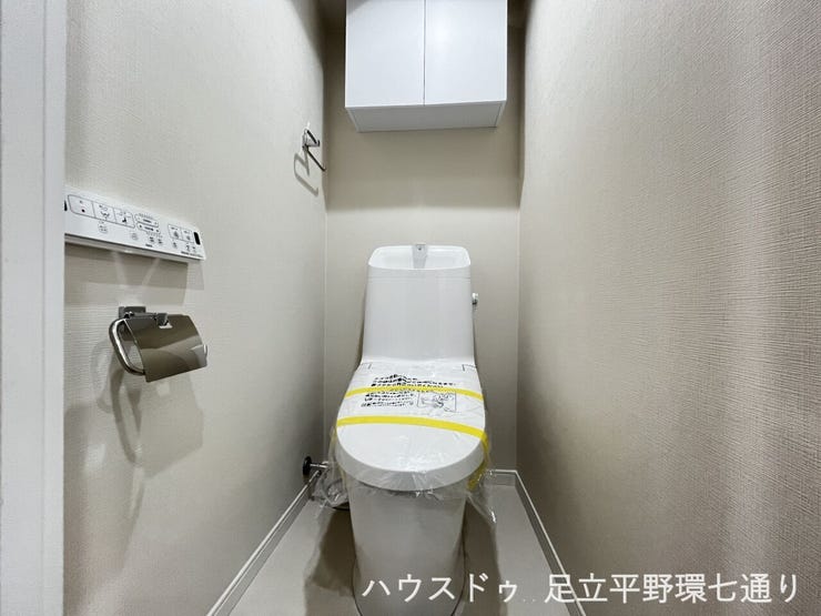 清潔感のあるトイレは、温水洗浄便座付き。上部収納もあり、生活感を抑えて使えます。