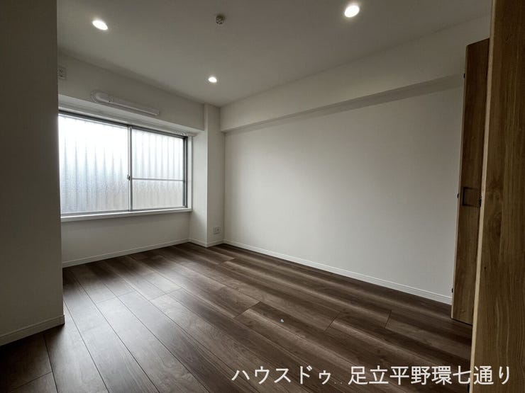 大きな窓を備えた洋室は、寝室や書斎にも使いやすい落ち着いたプライベート空間です。