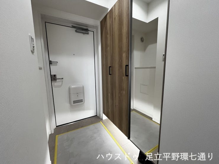 玄関には姿見付き収納を設置。お出かけ前の身だしなみ確認と、すっきり片付く収納力が魅力です。