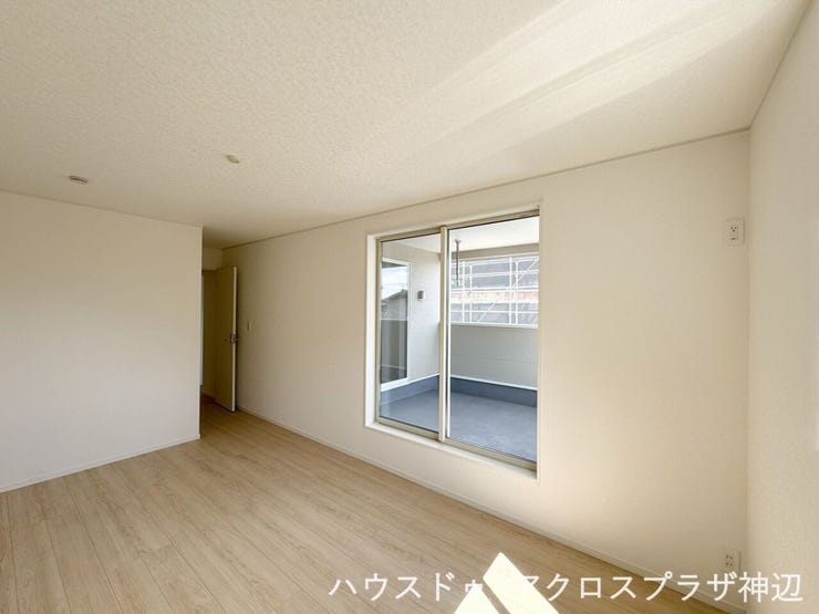 【洋室8.2帖】起きてすぐに布団などをベランダへ干すことができ、風通しも良いので気持ちよく過ごせます。