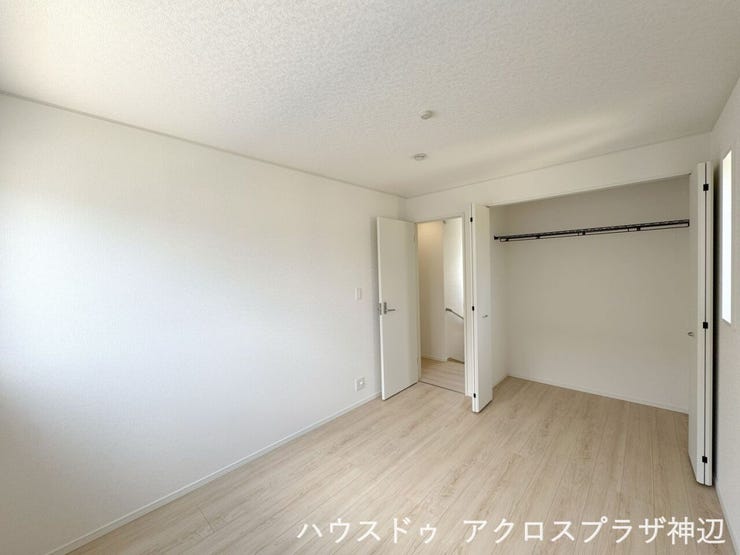 【洋室6帖】クローゼット内に洋服を収めることで、大きな家具を置く必要がなくなり、窮屈さを感じずに広々と使えます。
