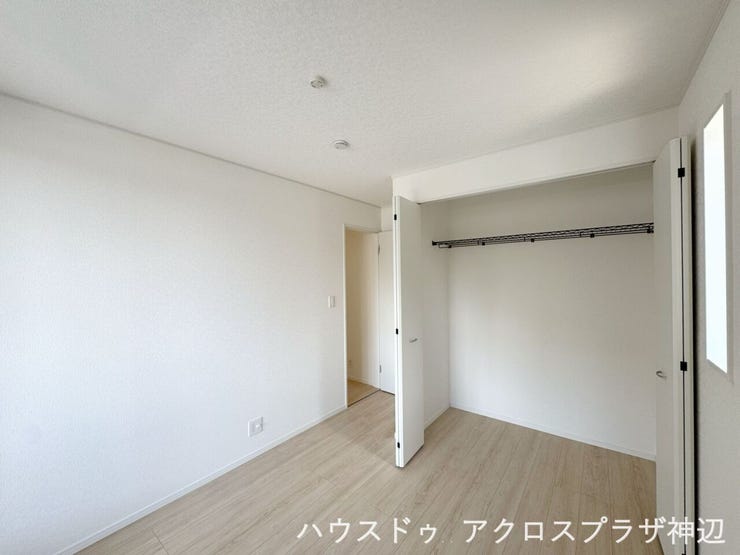 【洋室5帖】部屋がコンパクトな分、ものが外に出ていると散らかって見えやすいですが、クローゼットの中にサッとしまって扉を閉めるだけできれいな状態をキープ。