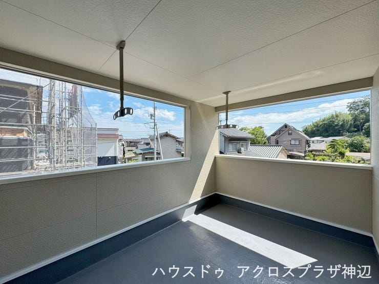 【バルコニー】しっかり屋根があるため、外出中に雨が降っても洗濯物が濡れる心配がありません。