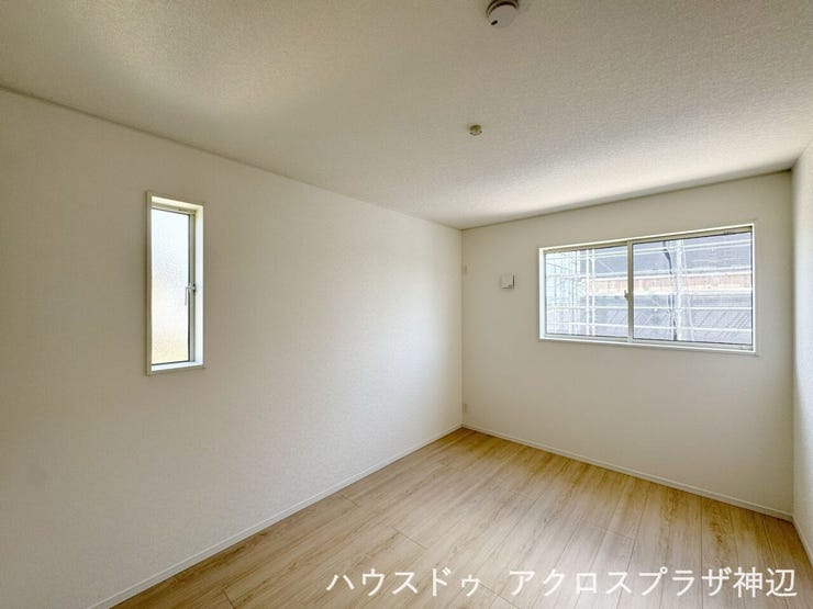 【洋室6帖】光が異なる角度から入るため、部屋全体に影ができにくく、均一な明るさが生まれます。