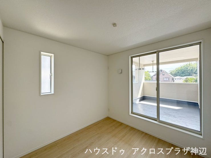 【洋室5帖】仕事や勉強の合間にベランダへ出て風に当たってリフレッシュしたりする使い方が可能です。