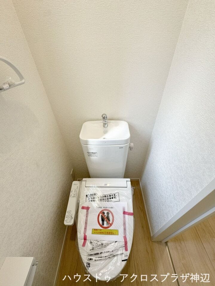 【トイレ(2F)】夜中に目が覚めて1Fまで下りる必要がなく転倒などの安全面でも安心です。