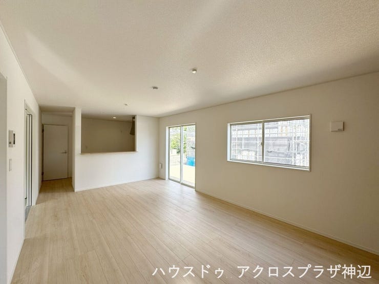 【LDK18帖】大きなソファーやテーブルを配置しても圧迫感がなく、家族が自然と集まる快適な空間を作り出せます。