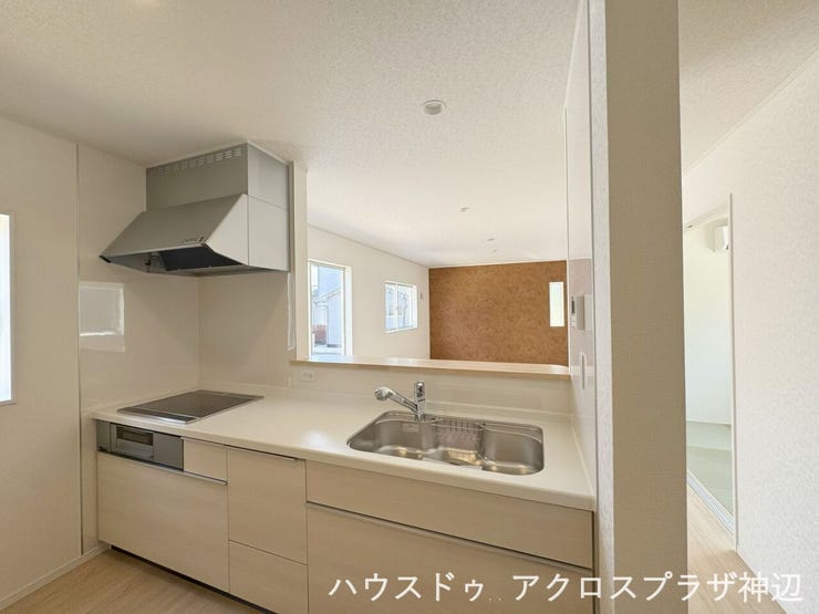 【キッチン】IHクッキングヒーターは、お手入れが簡単で安心安全。忙しい毎日でも快適に使えます。