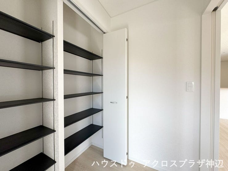【玄関】靴の数が多くても、壁一面のスペースがあれば全員分の靴が収納できます。
