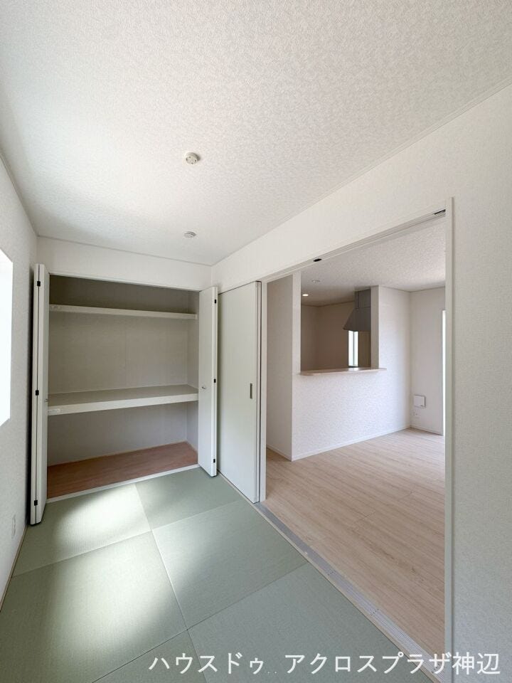【和室4帖】琉球畳を使用しているので、フローリングのLDKからそのままつながっても違和感のないスタイリッシュな和室です。