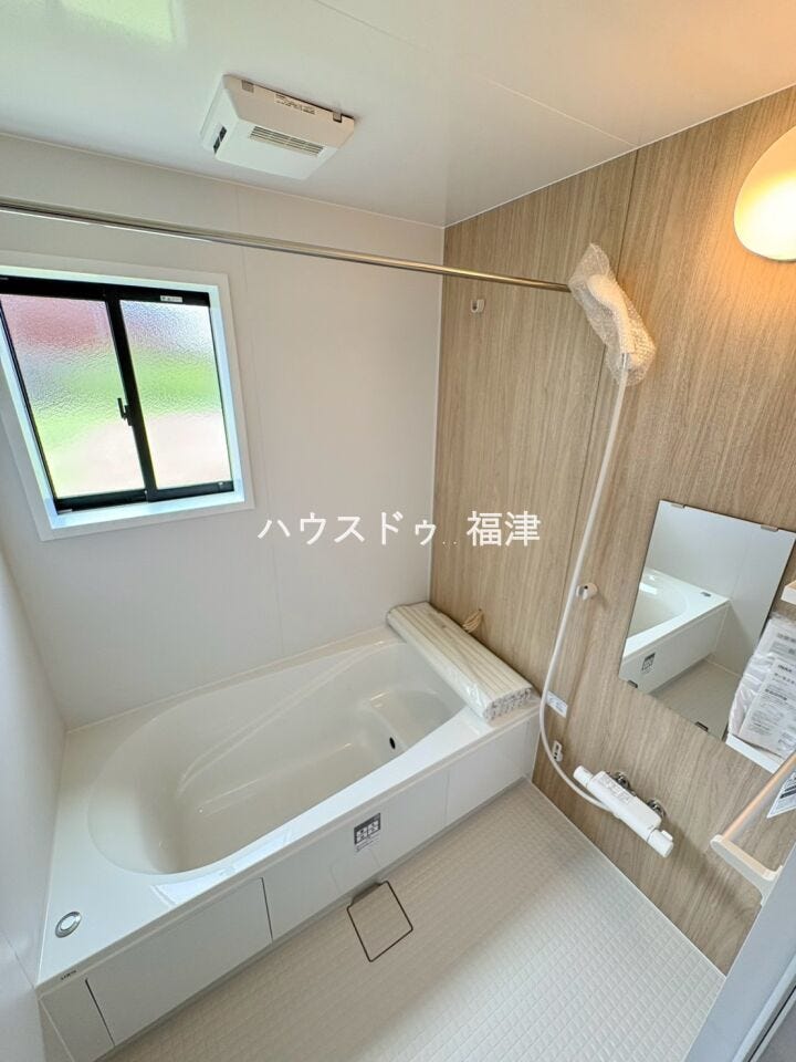 ゆとりのある浴室。足を伸ばしてご入浴いただけます。
1日の疲れを存分と癒してください。
《福津市西福間3丁目 新築戸建》