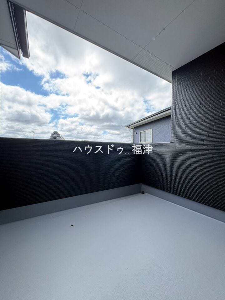 屋根付きバルコニーのため、急な雨でも安心。
天候を気にせず洗濯物を干すことができます.
《福津市西福間3丁目 新築戸建》