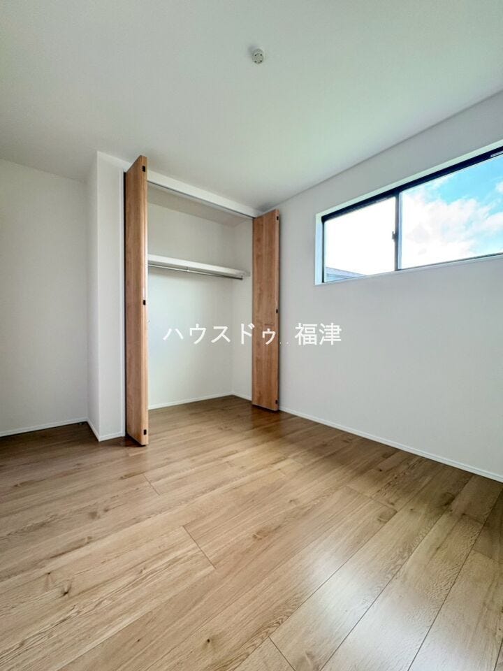 約5.2帖の洋室です♪
各部屋に適切な量の収納を確保しているので、
急な来客があっても慌てることがありません。
《福津市西福間3丁目 新築戸建》