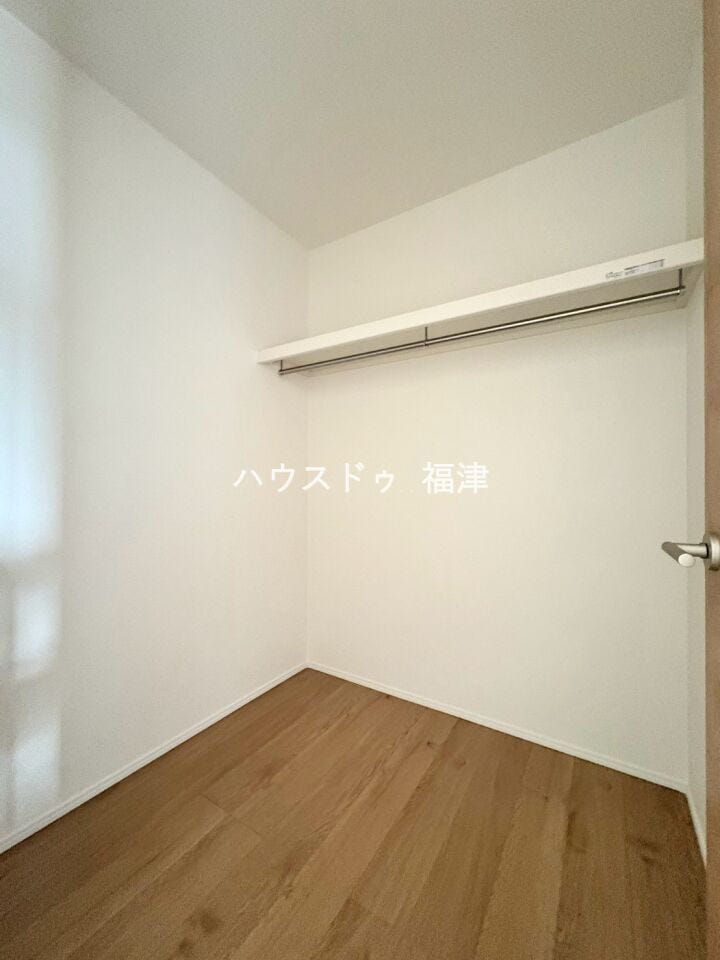 ご家族の衣類や小物をまとめて収納できるファミリークローク付♪
衣類を洗濯して収納する際に各部屋に周る必要がなく、1カ所で作業を済ませることができます♪
《福津市西福間3丁目 新築戸建》