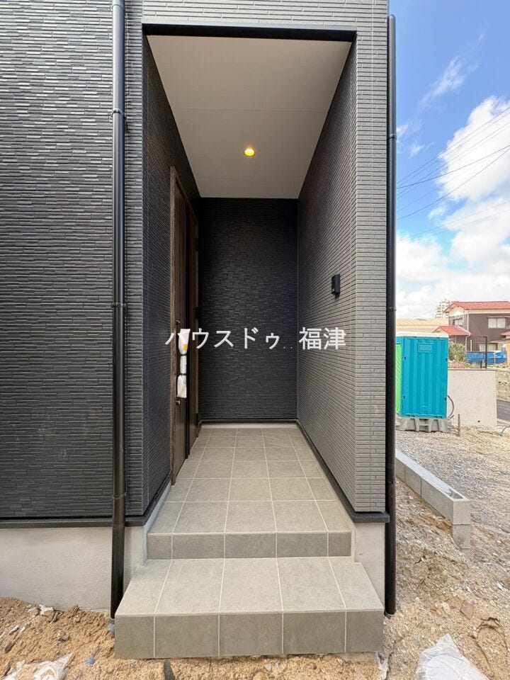 壁付きの玄関ポーチです♪
雨風をしのぎ、ゆっくり施錠できます♪
《福津市西福間3丁目 新築戸建》