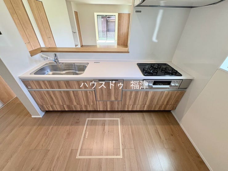 誰もが使いやすいデザインのキッチン♪
お料理をしている最中でも
リビングにいるご家族との会話を楽しめます。
《福津市西福間3丁目 新築戸建》