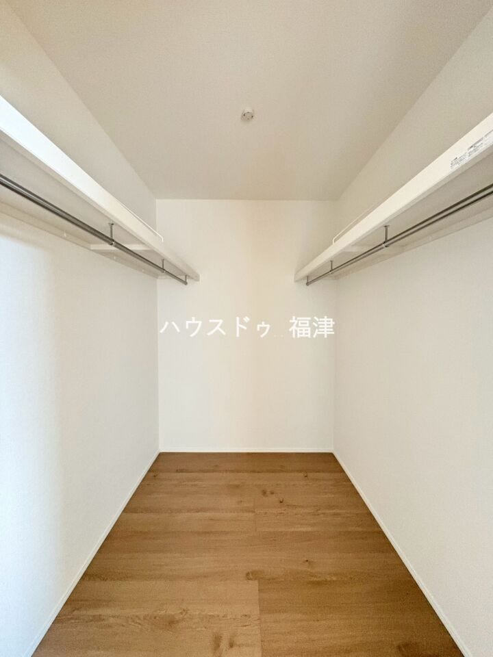 ウォークインクローゼットを完備。
お子様のアルバムや、趣味の道具・季節物の家電製品など、
お荷物が多い方でも安心のスペースです♪
《福津市西福間3丁目 新築戸建》