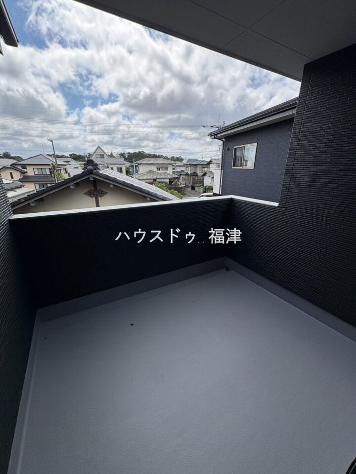 洗濯物を干す以外にも、テーブルとチェアを置いてお酒を楽しんだり、読書を楽しんだりするスペースとして使うのもオススメです。
《福津市西福間3丁目 新築戸建》