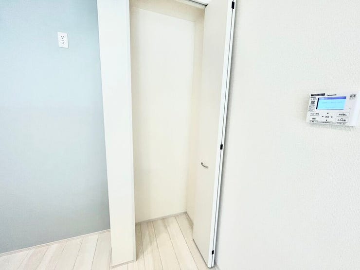 キッチンには収納庫があるのでストック類も片付けられて嬉しいです!