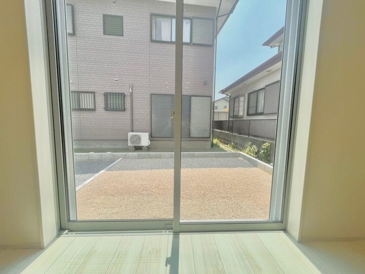 リビングの窓からお庭が見えて中からも子供たちを見守れます♪