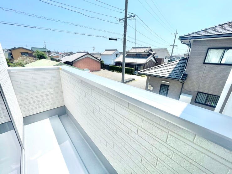 小さめバルコニーがあり、外に出れる空間に大きな窓からの光でお部屋もとても明るいです。