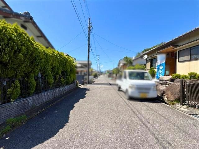 幅員約5mの前面道路です。車がすれ違える道幅です。車1台とベビーカーですれ違っても余裕のある道幅は安心ですね。
(2026年5月9日 撮影)