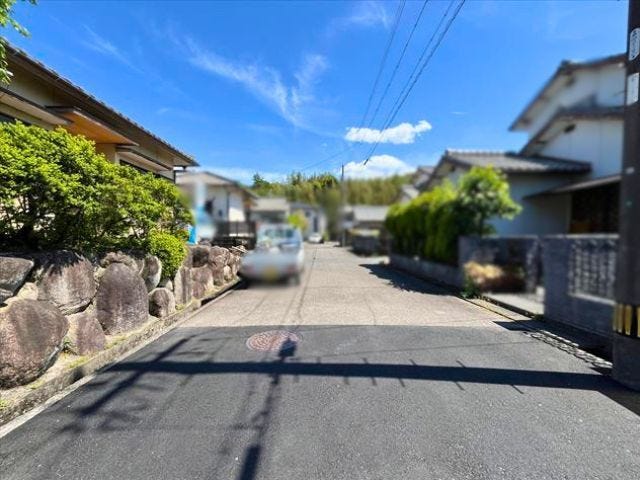 幅員約5.4mの前面道路です。道路幅が広いので、向かいの住宅とも距離があるため日当たりも確保しやすいです。
(2026年5月9日 撮影)