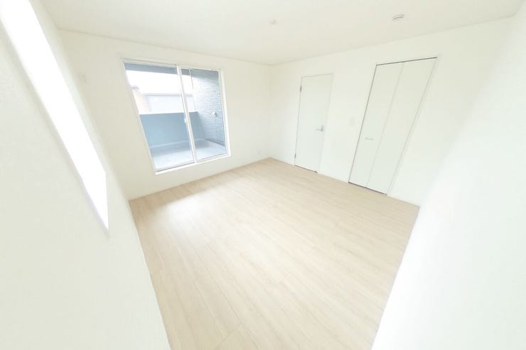 ●8帖洋室●主に主寝室としてご使用いただけます。お好みのカラーの家具やカーテンで好みの空間にアレンジできます。このお部屋からバルコニーへの出入りも出来ます。(中央市井之口 新築建売住宅)