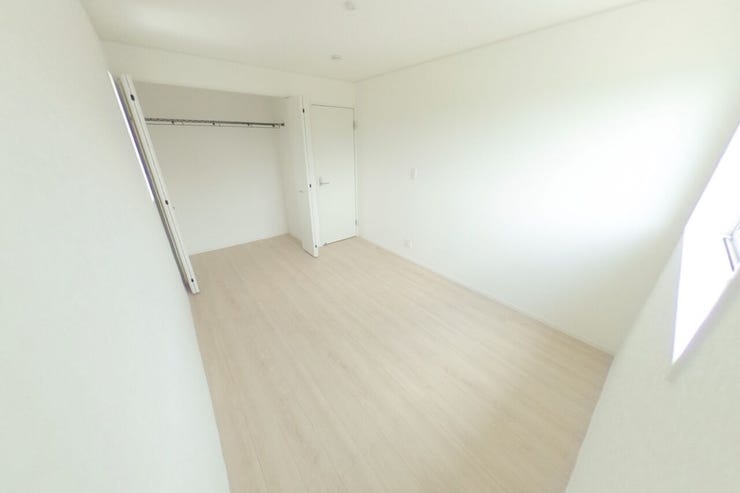 ●6帖洋室●お子様部屋にもピッタリのサイズ感です。お好みのカラーの家具やカーテンで好みの空間にアレンジできます。(中央市井之口 新築建売住宅)