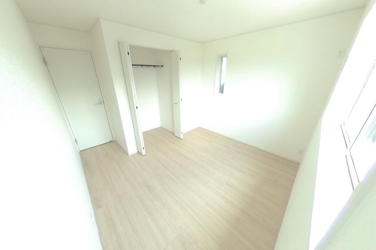 ●5.7帖洋室●お子様部屋にもピッタリのサイズ感です。お好みのカラーの家具やカーテンで好みの空間にアレンジできます。(中央市井之口 新築建売住宅)
