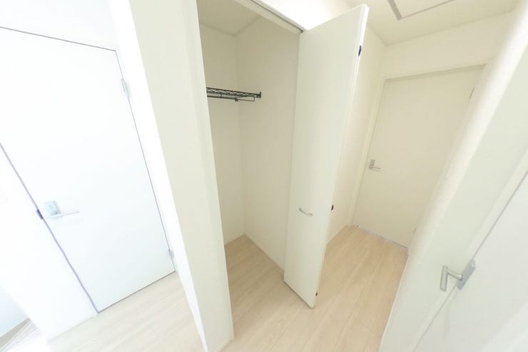 ●2階廊下●2階廊下には収納があり、掃除機やストック品等ご家族共有で使用するものの収納に便利です。(中央市井之口 新築建売戸建)