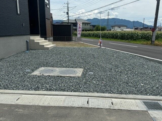 駐車スペースは転圧砕石施工。並列で2台駐車可能です。奥のお庭スペースは駐車場の拡張やお子様の遊び場やガーデニングスペース、ウッドデッキを施工しても良いですね。(中央市井之口 新築建売物件)